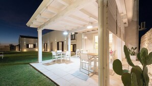 A covered patio area with outdoor seating and a cactus plant. - Kinanto Bioresort (Ispica)
