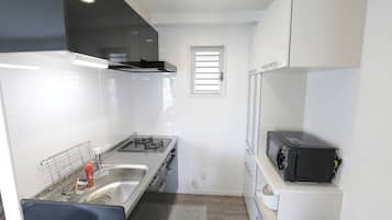 Køleskab, mikrobølgeovn, kogeplade, køkkentøj/tallerkener/redskaber