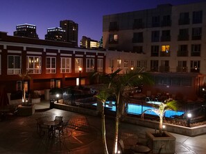 Alberca al aire libre y alberca climatizada