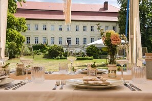 Outdoor dining - Schloss Dretzel (Genthin)