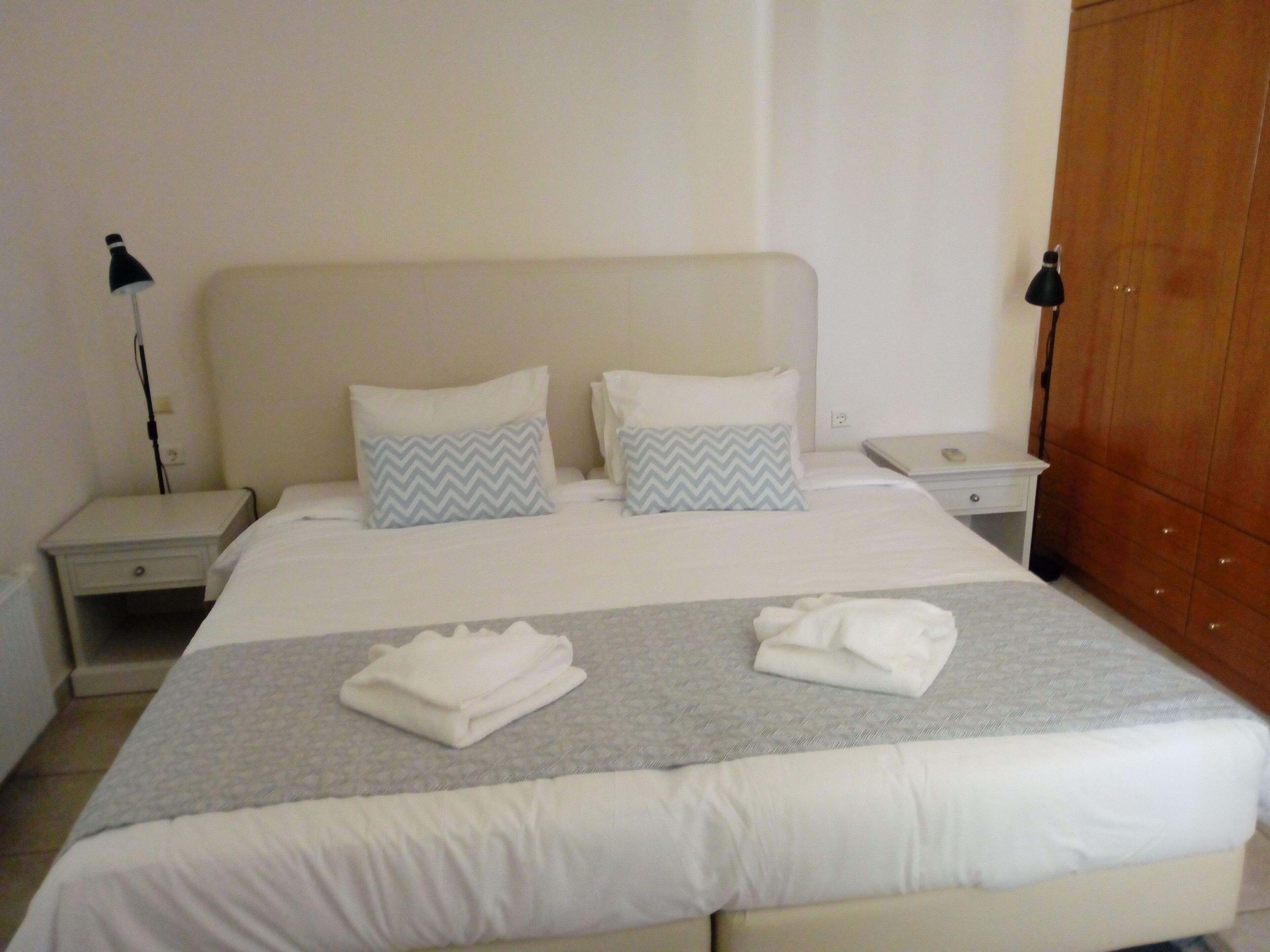 Zimmersafe, kostenloses WLAN, Bettwäsche