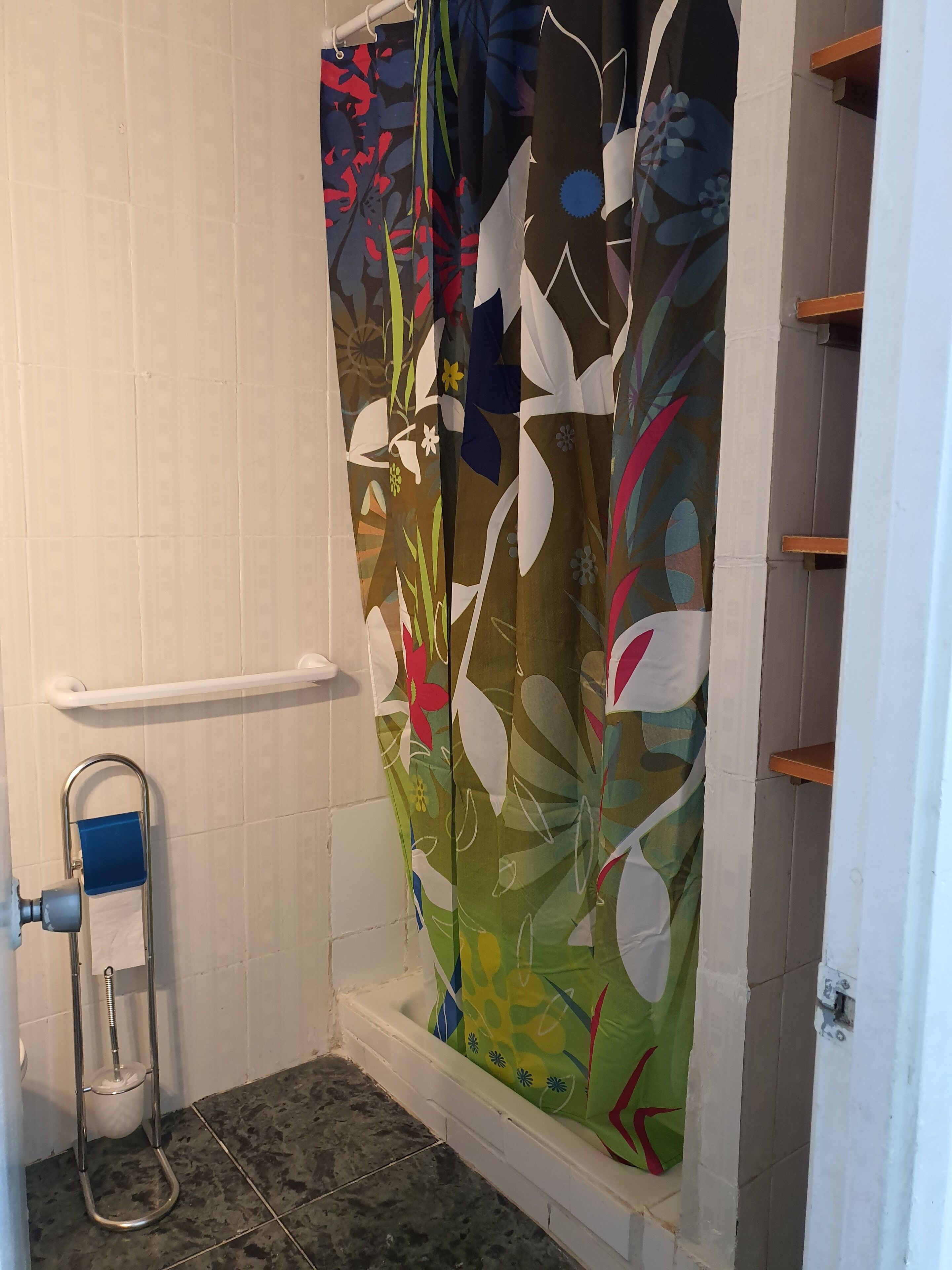 Twin kamer, gedeelde badkamer | Badkamer met douche