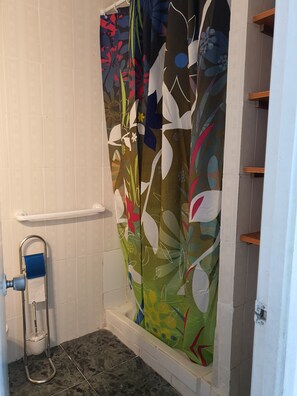 Bathroom shower - Low Cost Room Plaza de Hierro IV (San Bartolomé de Tirajana)