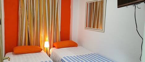 Chambre avec lits jumeaux, salle de bains commune | Wi-Fi, draps fournis