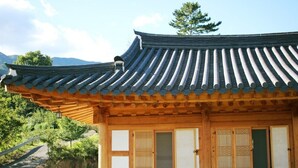 A traditional wooden building with a tiled roof and wooden walls. - Hadong Today Sun Hanok Traditional House (Hadong)