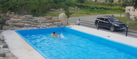Piscine extérieure en saison