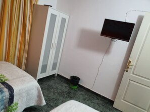 Chambre avec lits jumeaux, salle de bains commune | Wi-Fi (supplément), literie fournie