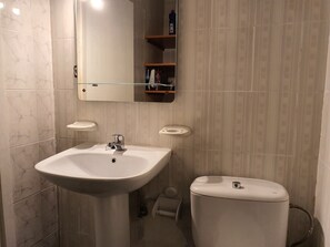 Twin Room, Shared Bathroom | Bathroom | Shower, towels - Low Cost Room Plaza de Hierro III (San Bartolomé de Tirajana)