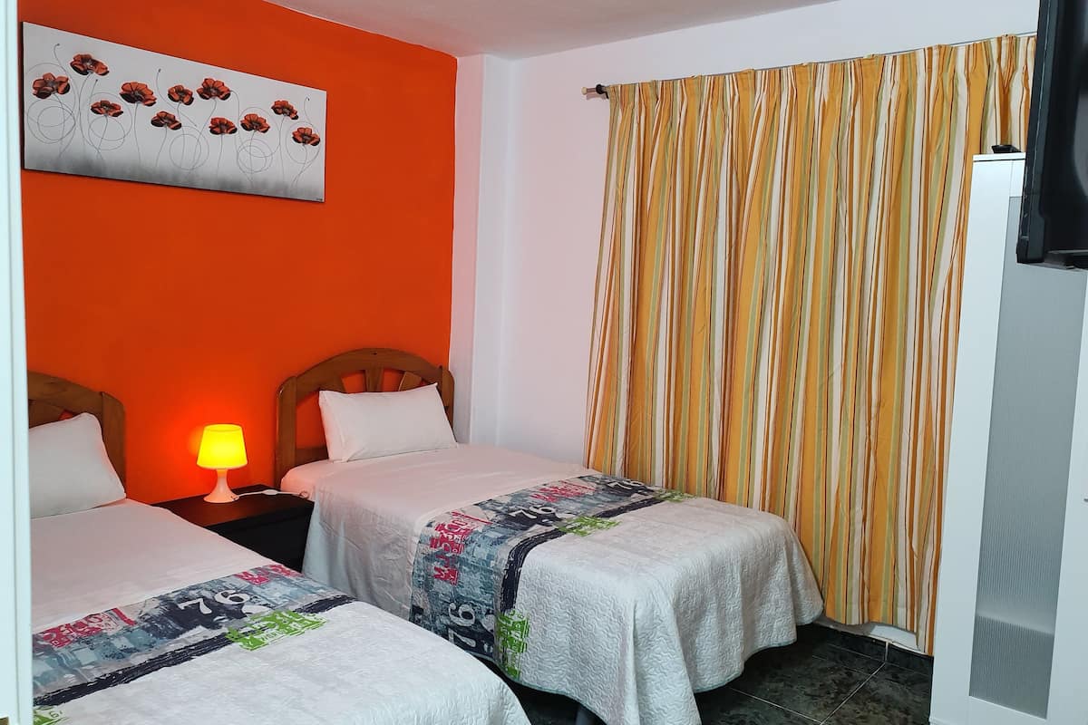 Habitación con 2 camas individuales, baño compartido | Wifi y ropa de cama