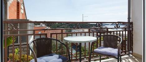 Deluxe Double or Twin Room, Shared Bathroom (Violet) | Balcony