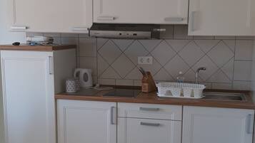 Apartamento, vista para o mar | Cozinha privada | Refrigerador em uma área comum, micro-ondas em uma área comum