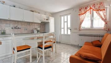 Apartamento, 2 quartos | Opções para refeição no quarto