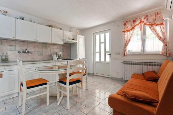 Apartament, 2 dormitoris | Zona de menjador de l'habitació