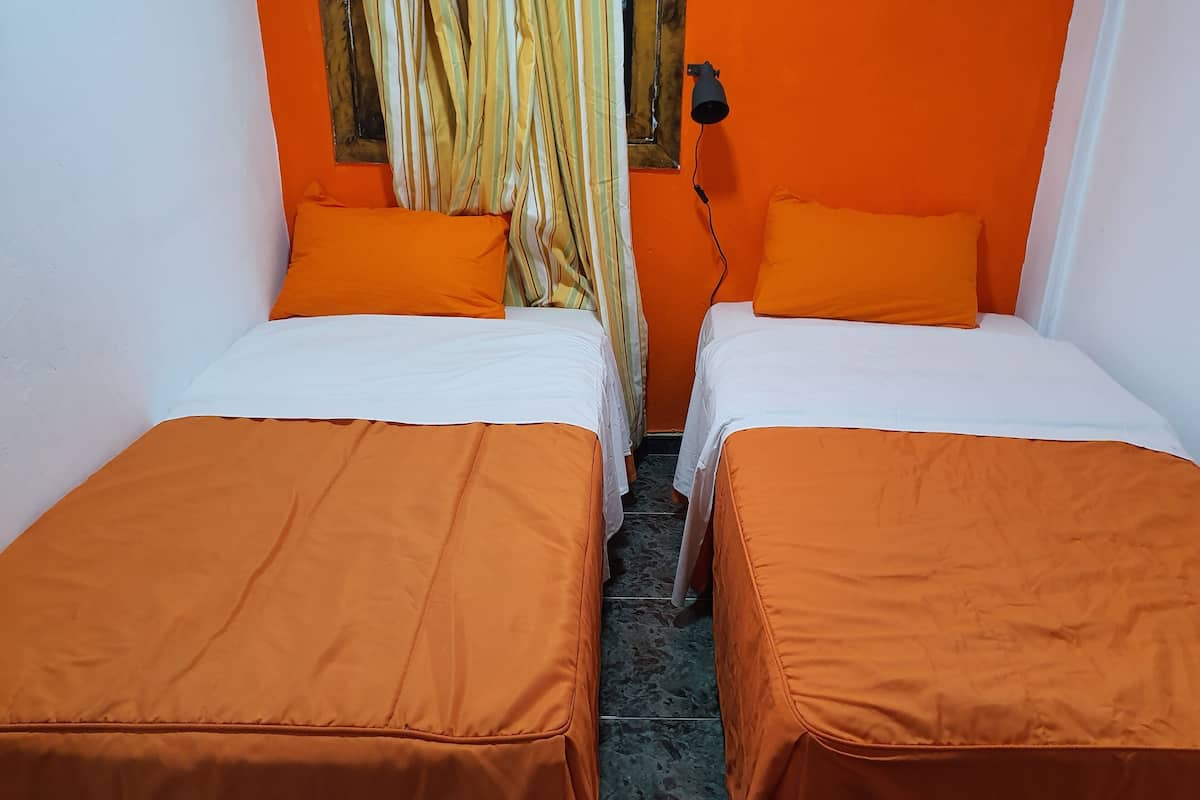 Chambre avec lits jumeaux, salle de bains commune | Wi-Fi, draps fournis