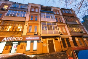 Fassade der Unterkunft – Abend/Nacht