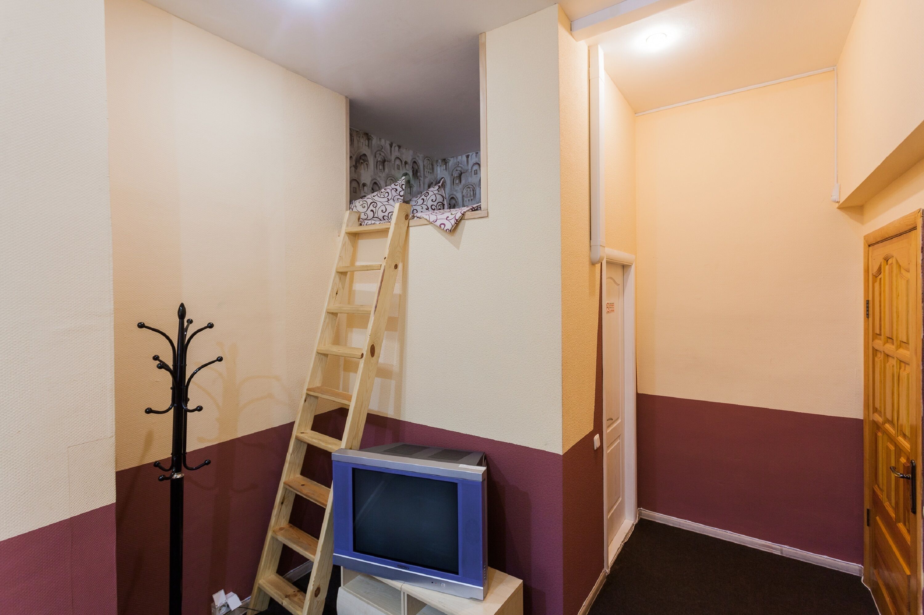 标准三人房 | 办公桌、熨斗/熨板、免费 WiFi、床单