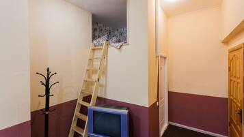 Quarto triplo standard | Escrivaninha, ferros/tábuas de passar roupa, Wi-Fi de cortesia