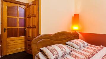 Comfort Double Room | Desk, iron/ironing board, free WiFi, bed sheets