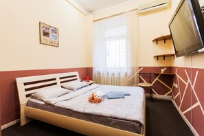 Eenvoudige tweepersoonskamer | Een bureau, een strijkplank/strijkijzer, gratis wifi, beddengoed