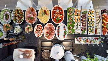 Tägliches Frühstücksbuffet gegen Gebühr