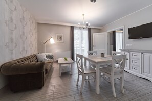 Classic Apartment, Garden View | Living area