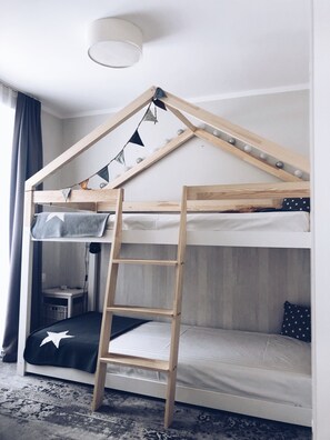 อพาร์ทเมนท์, วิวสวน, ชั้นลอย | ห้องเก็บเสียง, เตารีด/โต๊ะรีดผ้า, เปล/เตียงเด็กอ่อน, Wi-Fi ฟรี