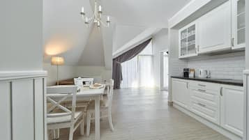 Comfort Apartment, Mountain View | Private kitchenette | Full-size fridge, stovetop, dishwasher, coffee/tea maker