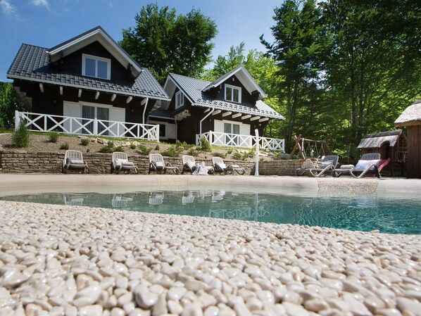 Seasonal outdoor pool, open 10:00 AM to 8:00 PM, sun loungers - Górska Legenda Apartamenty & Domki (Szczyrk)