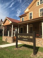 Fachada da propriedade à noite