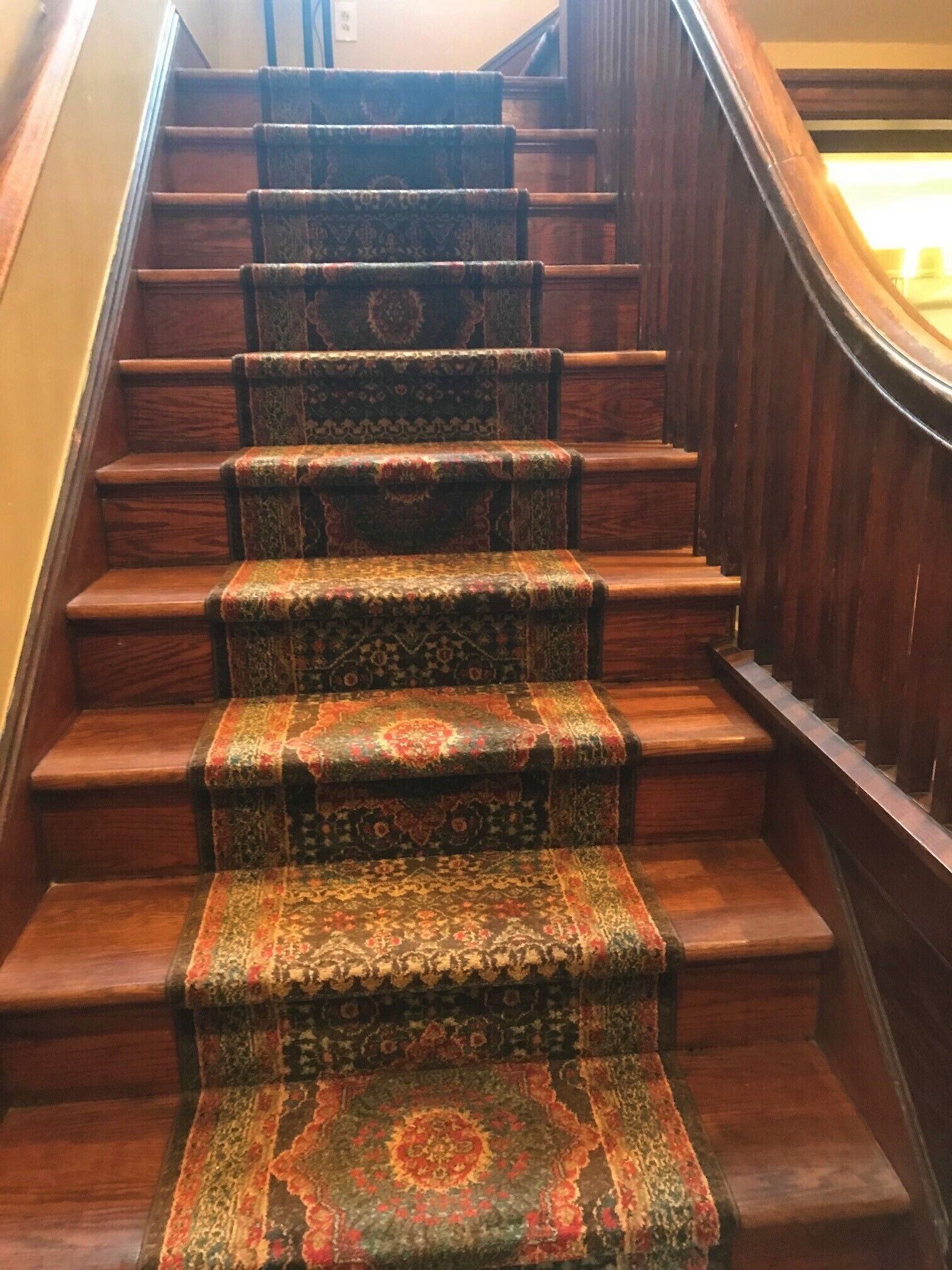 Een houten trap met beklede treden.