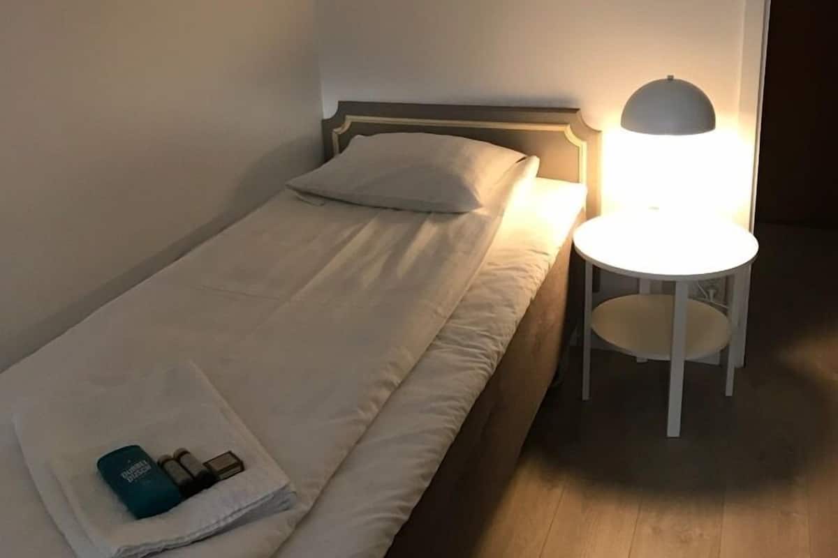 Escritorio, espacio para trabajar con laptop y wifi gratis