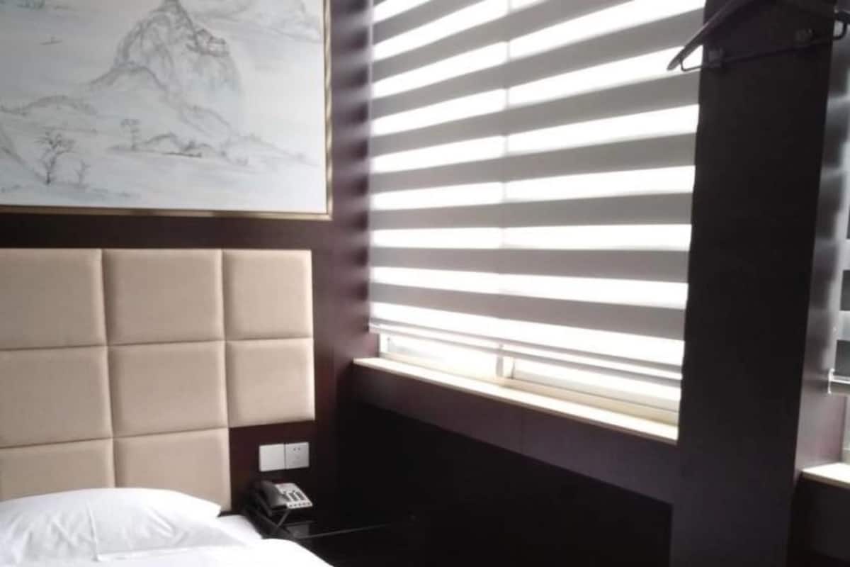 Economy Single Room | Desk, blackout drapes