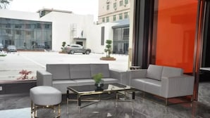 Un hall d’hôtel moderne avec un espace salon comprenant un canapé et une table basse.