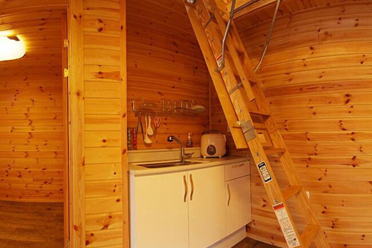 Duplex (C) | Private kitchenette | Fridge, microwave, stovetop, electric kettle