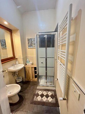 Shower, hair dryer, bidet, towels - ⭐️⭐️⭐️⭐️ROME APARTMENT WIHT BALCONY AND PARKING ⭐️⭐️⭐️⭐️ (Roma)