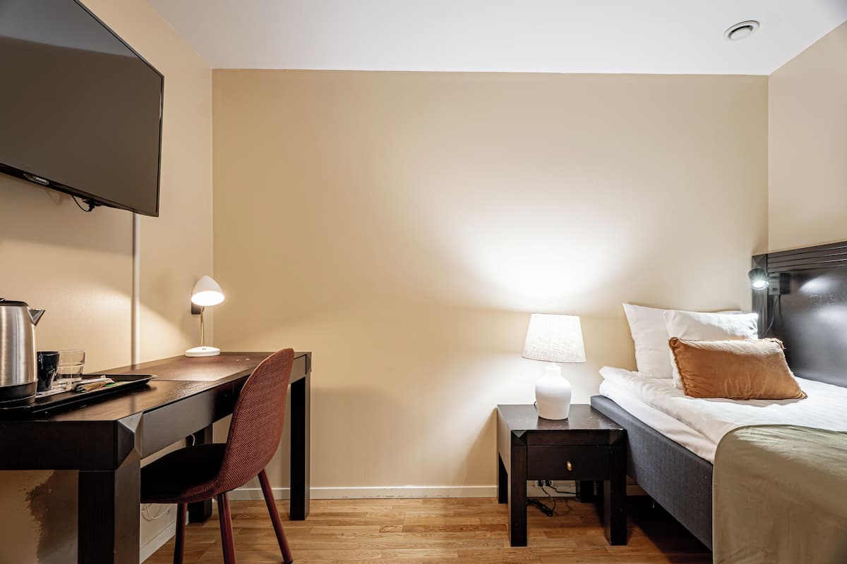 Compact Small (No windows, shared bathroom) | 1 bedroom, hypo-allergenic bedding, desk, laptop workspace