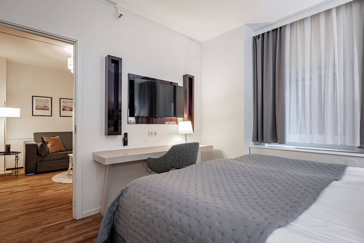 Premium Plus | 1 bedroom, hypo-allergenic bedding, desk, laptop workspace