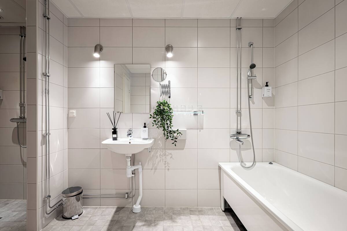 suite | bathroom | hair dryer, towels, soap, shampoo