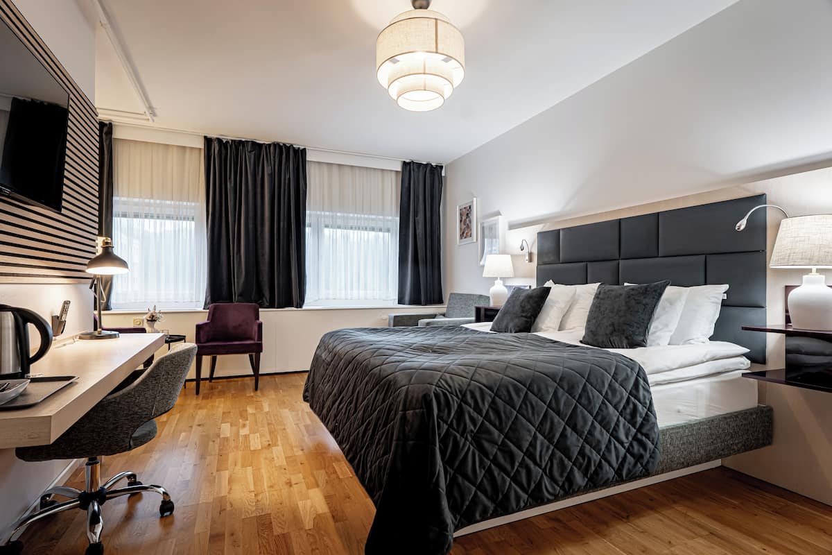 Premium Medium | 1 bedroom, hypo-allergenic bedding, desk, laptop workspace