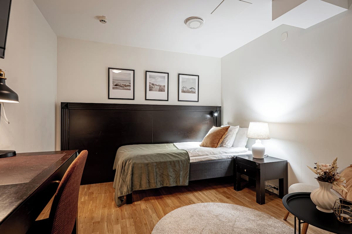 Compact Medium (No windows) | 1 bedroom, hypo-allergenic bedding, desk, laptop workspace