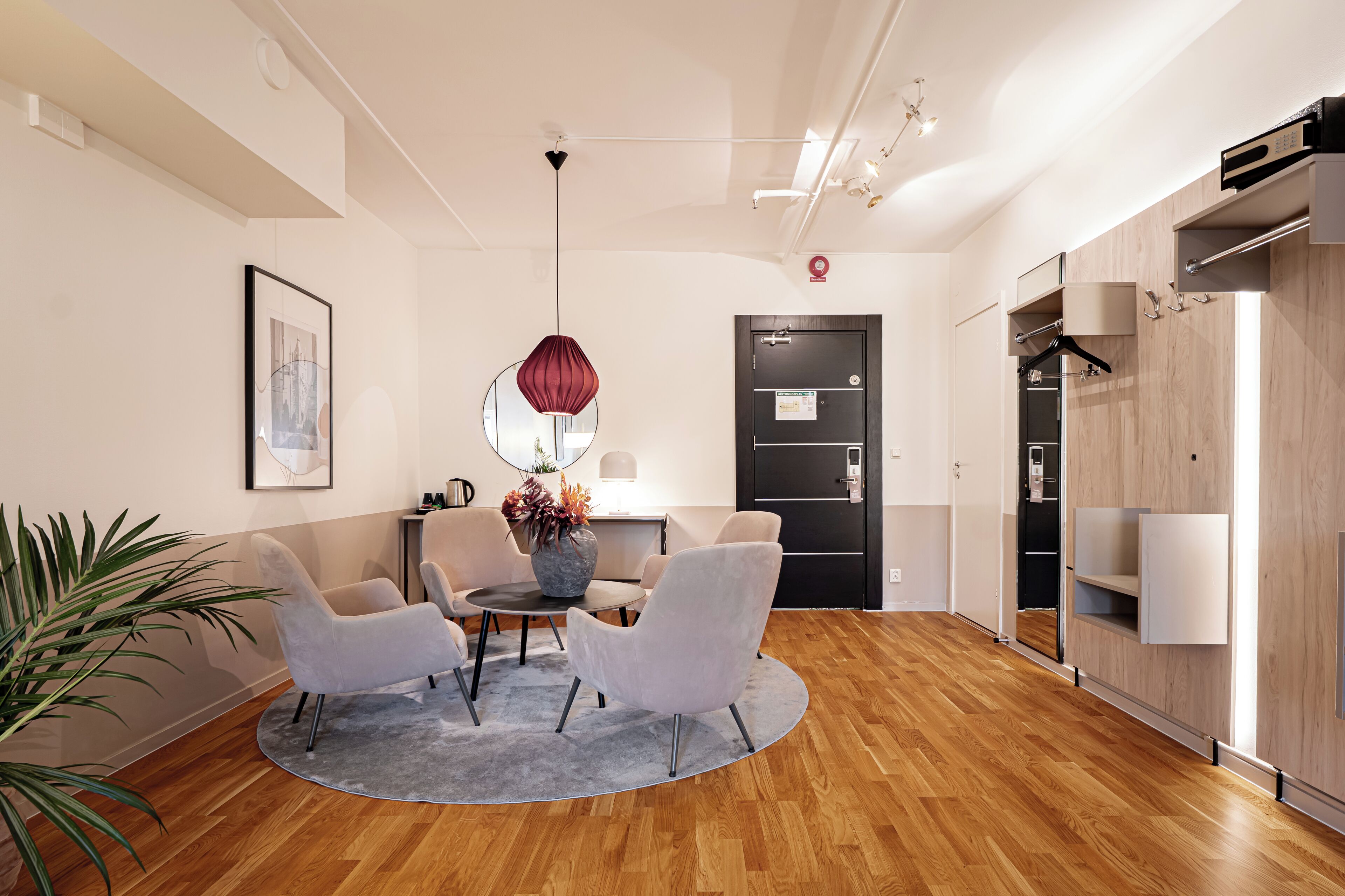 suite | living area | flat-screen tv