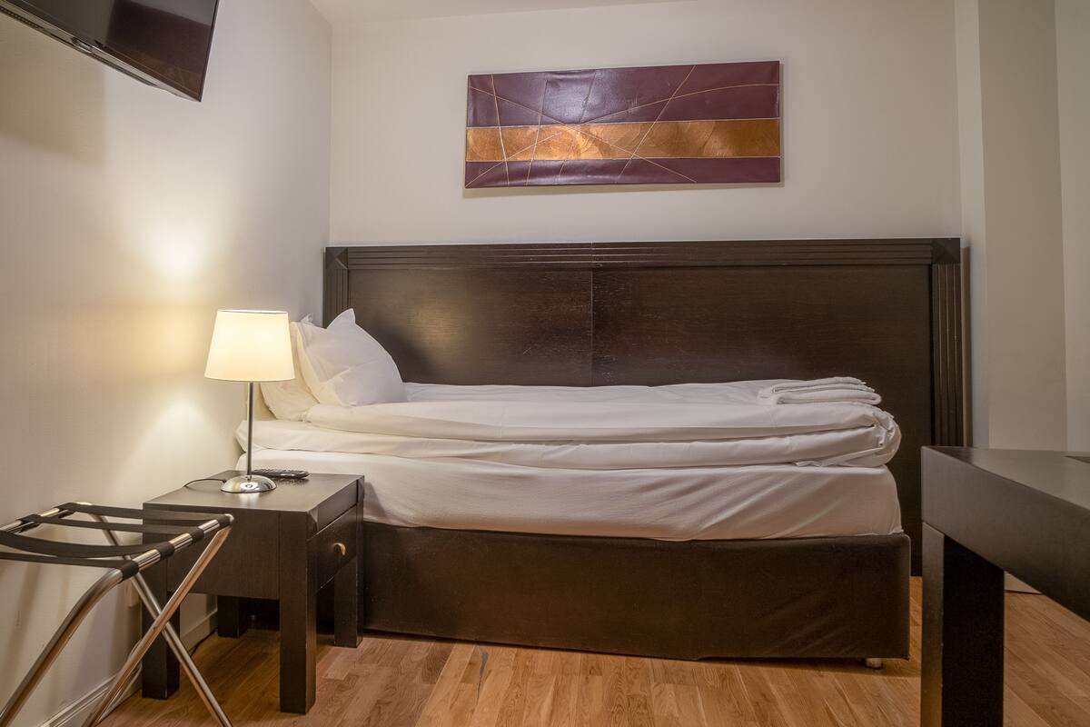 Compact Medium (No windows) | 1 camera, biancheria da letto ipoallergenica, una scrivania