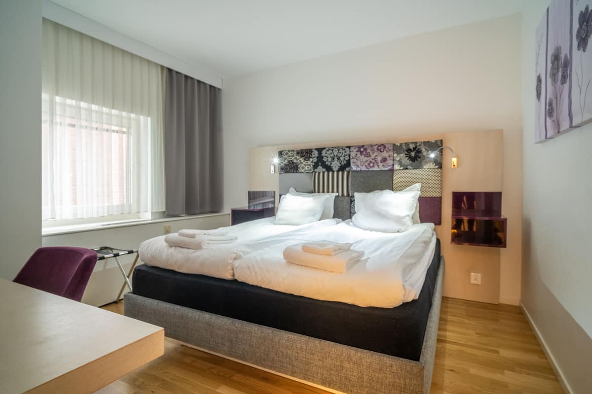 premium plus | 1 bedroom, hypo-allergenic bedding, desk, laptop workspace