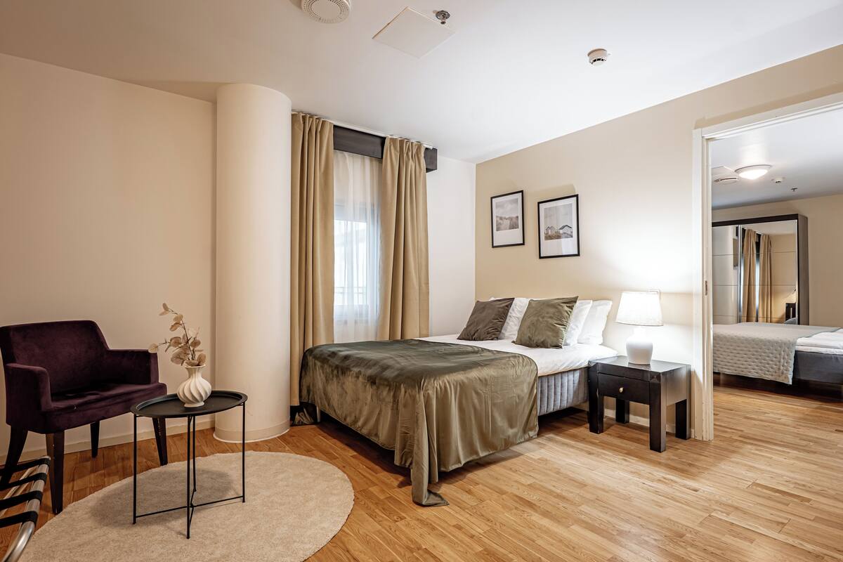 Classic Two Bedroom | Ropa de cama hipoalergénica y escritorio 