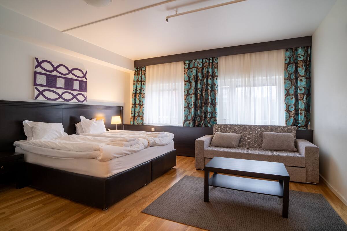 comfort medium | 1 bedroom, hypo-allergenic bedding, desk, laptop workspace