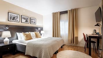 Atrium Small | Hypo-allergenic bedding, desk, laptop workspace, blackout drapes