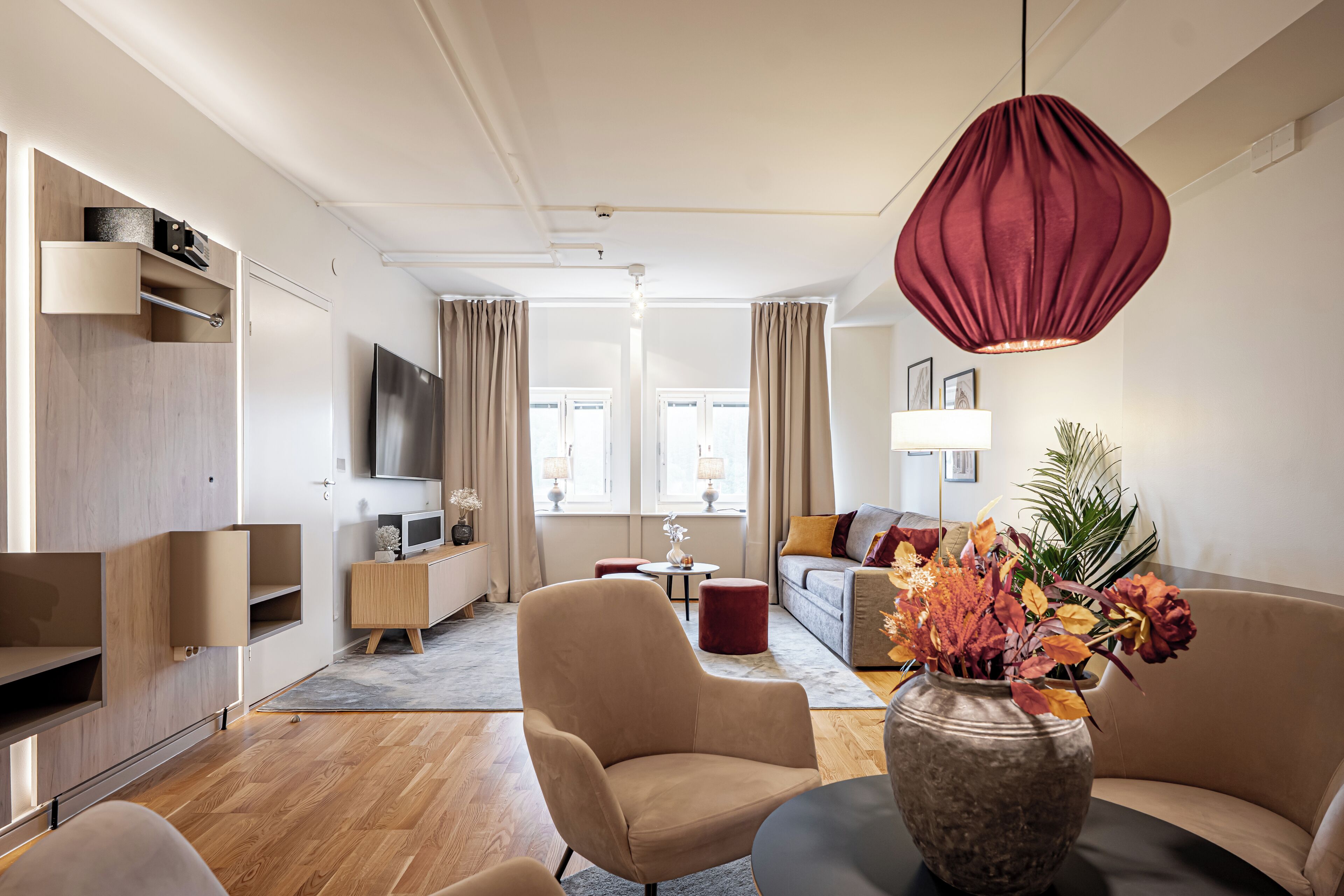 suite | living area | flat-screen tv