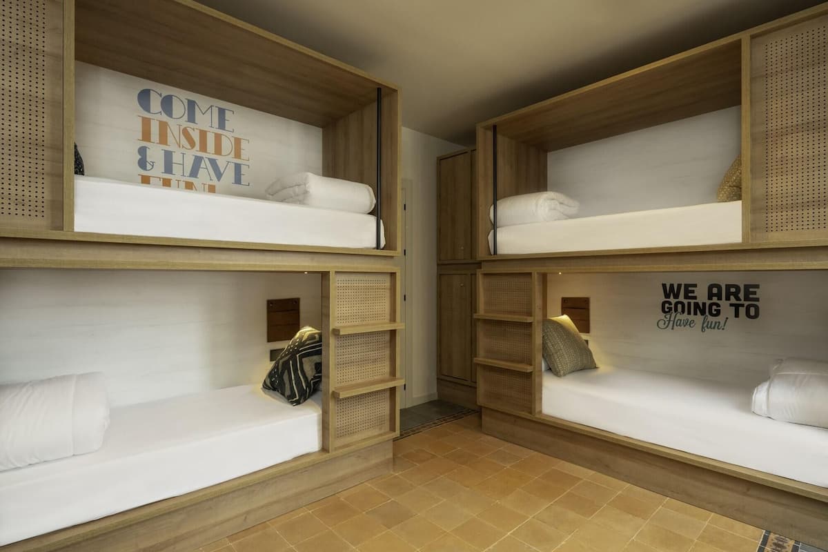 Schallisolierte Zimmer, kostenloses WLAN, Bettwäsche