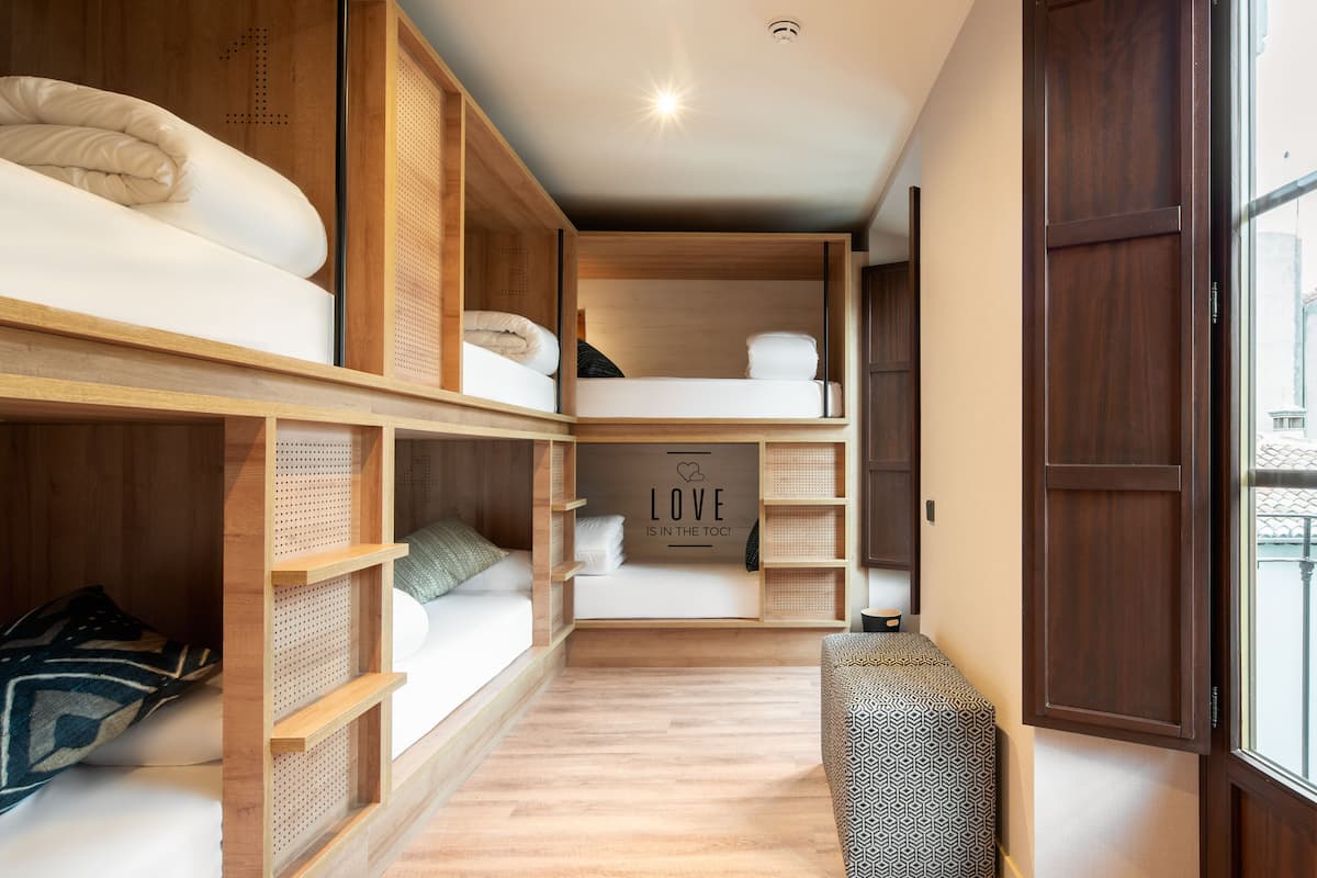 Soundproofing, free WiFi, bed sheets