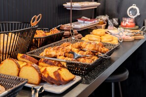 Se ofrece un desayuno bufé (8 EUR por persona)